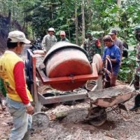 Babinsa Koramil Subang Bantu Cor Jalan